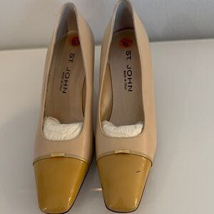 ST. JOHN Lina Bieg Leather Heels Pumps Shoes Size 8.5 Square Toe Gold Logo New